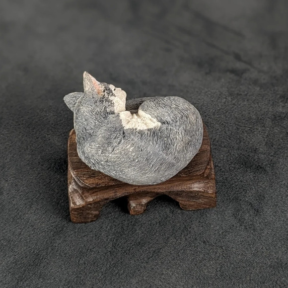 Carved ceramic sleeping gray and white cat miniature figurine collectable - Picture 3 of 7